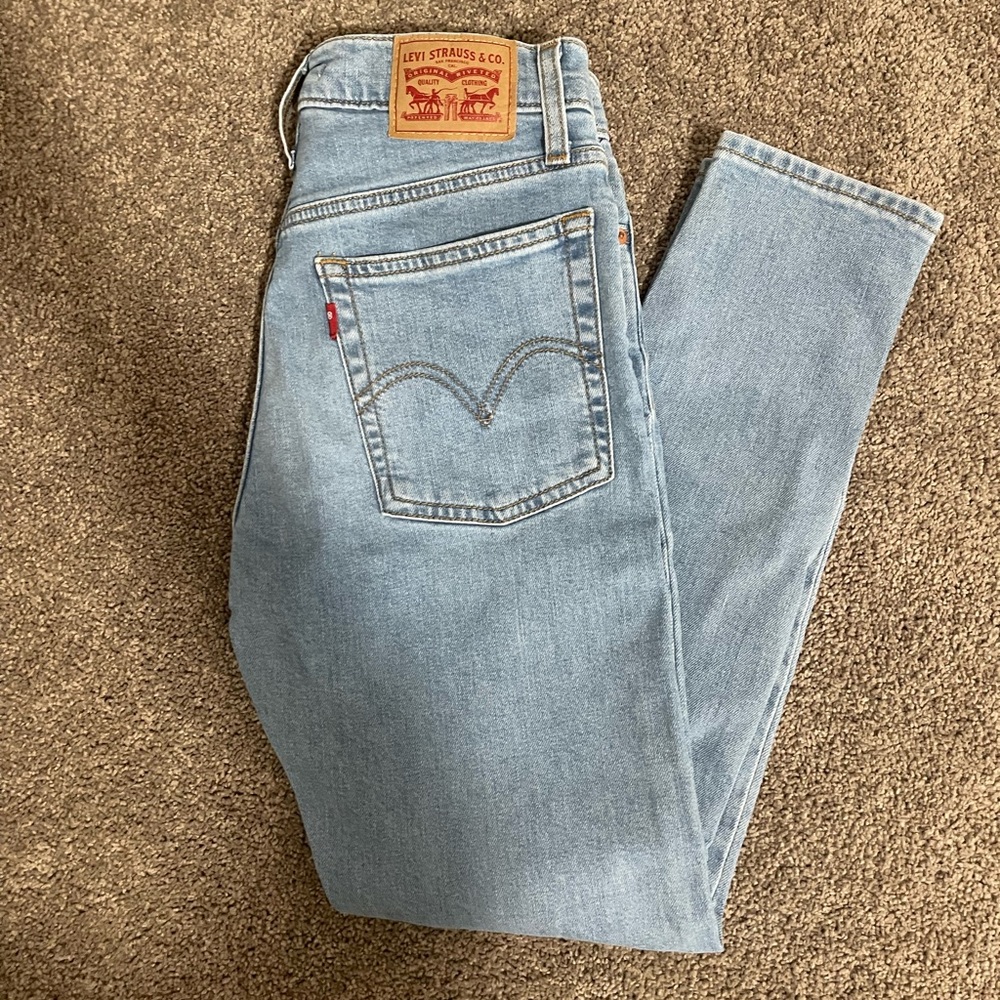 Levi Wedgie Skinny Jean